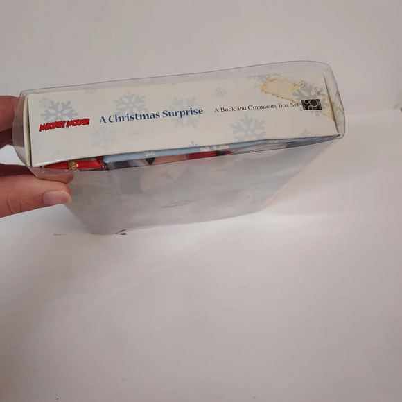 Mickey Mouse A Christmas Surprise - A Book and Ornaments Box Set - Picture 10 of 10